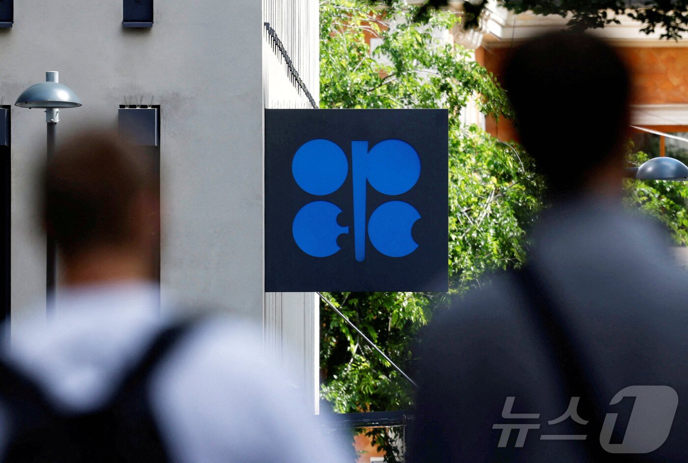 본문 이미지 - 2024년 5월 28일, 오스트리아 빈에 있는 석유수출국기구(OPEC) 본부 건물 외부에 OPEC 로고가 보인다. ⓒ 로이터=뉴스1