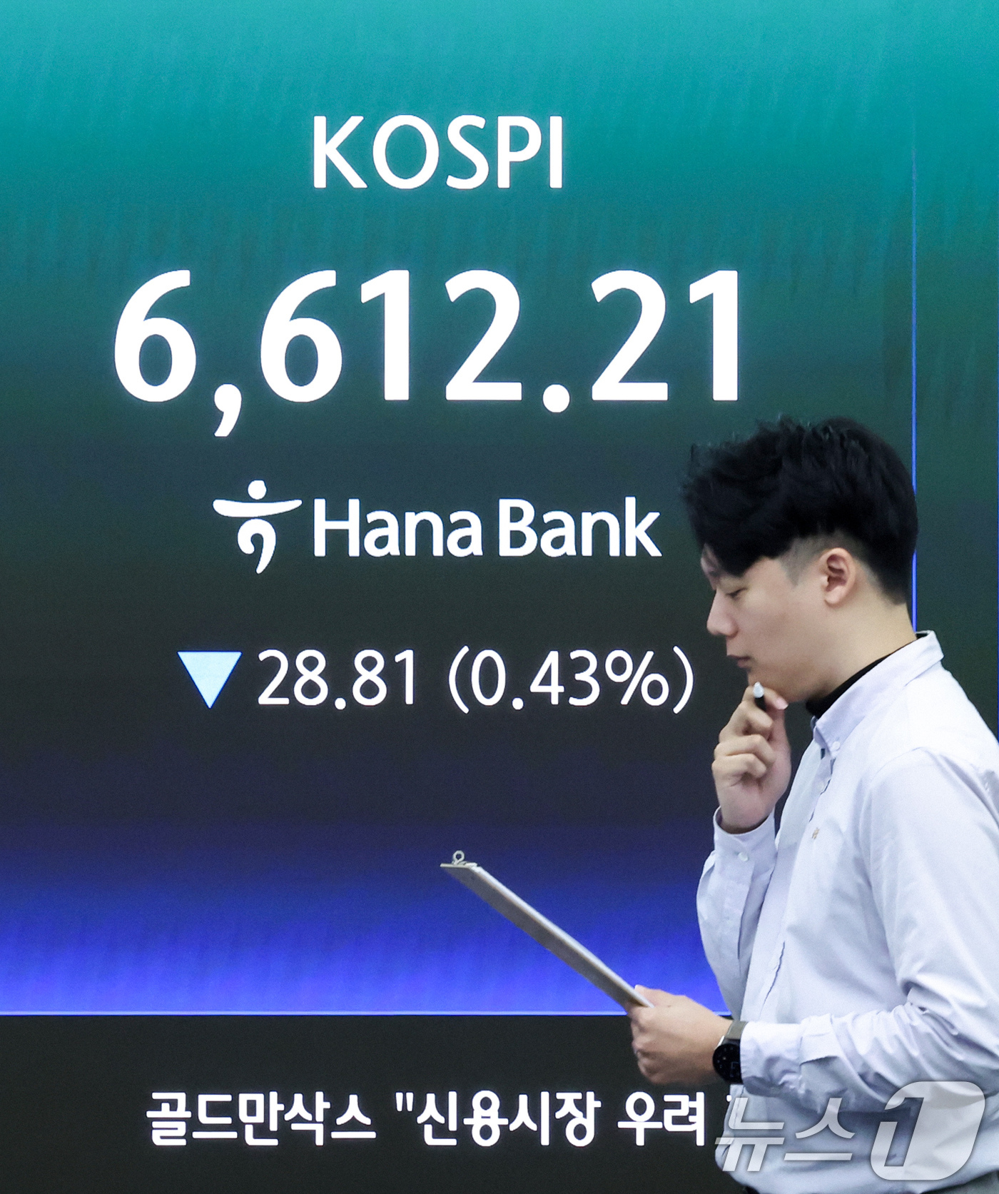 (서울=뉴스1) 임지훈 인턴기자 = 코스피가 하락 출발한 29일 오전 서울 중구 하나은행 딜링룸 전광판에 코스피 지수가 표시되고 있다.이날 코스피는 전 거래일 대비 22.02포인트 …