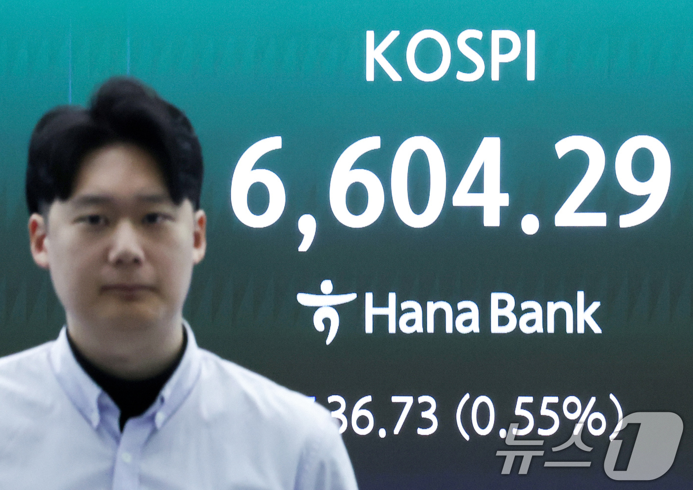 (서울=뉴스1) 임지훈 인턴기자 = 코스피가 하락 출발한 29일 오전 서울 중구 하나은행 딜링룸 전광판에 코스피 지수가 표시되고 있다.이날 코스피는 전 거래일 대비 22.02포인트 …