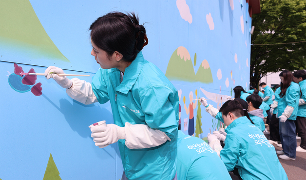 청라 이전 앞둔 하나금융, 인천 상생 앞장…벽화 봉사·행복상자 전달