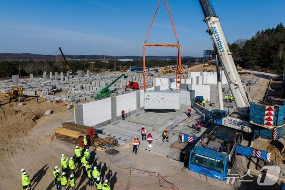 본문 이미지 - 폴란드 북부 자르노비에츠 지역에서 LG에너지솔루션과 폴란드 국영 전력공사 PGE가 공동으로 건설 중인 에너지저장장치(ESS) 설비 현장에 LG에너지솔루션 폴란드 보르츠와프 공장에서 생산한 ESS용 리튬·인산철(LFP) 배터리가 처음으로 출하돼 컨테이너형 유닛 형태로 설치되고 있는 모습(자료사진. LG에너지솔루션 폴란드 법인 제공). 2026.4.24.