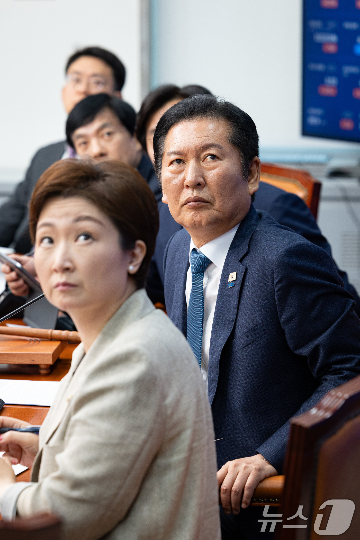 (서울=뉴스1) 유승관 기자 = 정청래 더불어민주당 대표를 비롯한 지도부가 29일 서울 여의도 국회에서 열린 최고위원회의에서 김성태 전 쌍방울 회장의 국정조사 청문회 증언 영상을 …