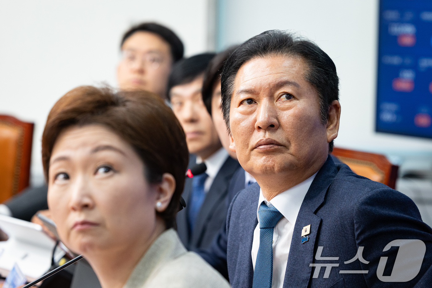 (서울=뉴스1) 유승관 기자 = 정청래 더불어민주당 대표를 비롯한 지도부가 29일 서울 여의도 국회에서 열린 최고위원회의에서 김성태 전 쌍방울 회장의 국정조사 청문회 증언 영상을 …