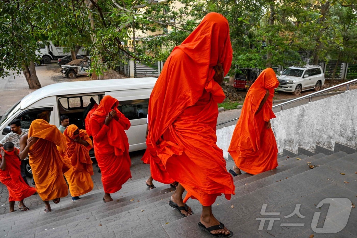 (네곰보 AFP=뉴스1) 윤다정 기자 = 26일(현지시간) 스리랑카 수도 콜롬보의 반다라나이케 국제공항에 345만 달러(약 51억원) 상당의 대마초를 밀반입하다가 체포된 승려 22 …