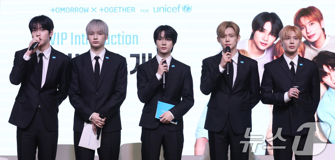 본문 이미지 - 투모로우바이투게더(TXT)가 29일 서울 마포구 유니세프 한국위원회 블루홀에서 열린 전 세계 아동·청소년 마음건강 지원 '투게더 포 투모로우' 유니세프 캠페인 론칭 기자간담회에 참석하고 있다. 2026.4.29 ⓒ 뉴스1 박지혜 기자