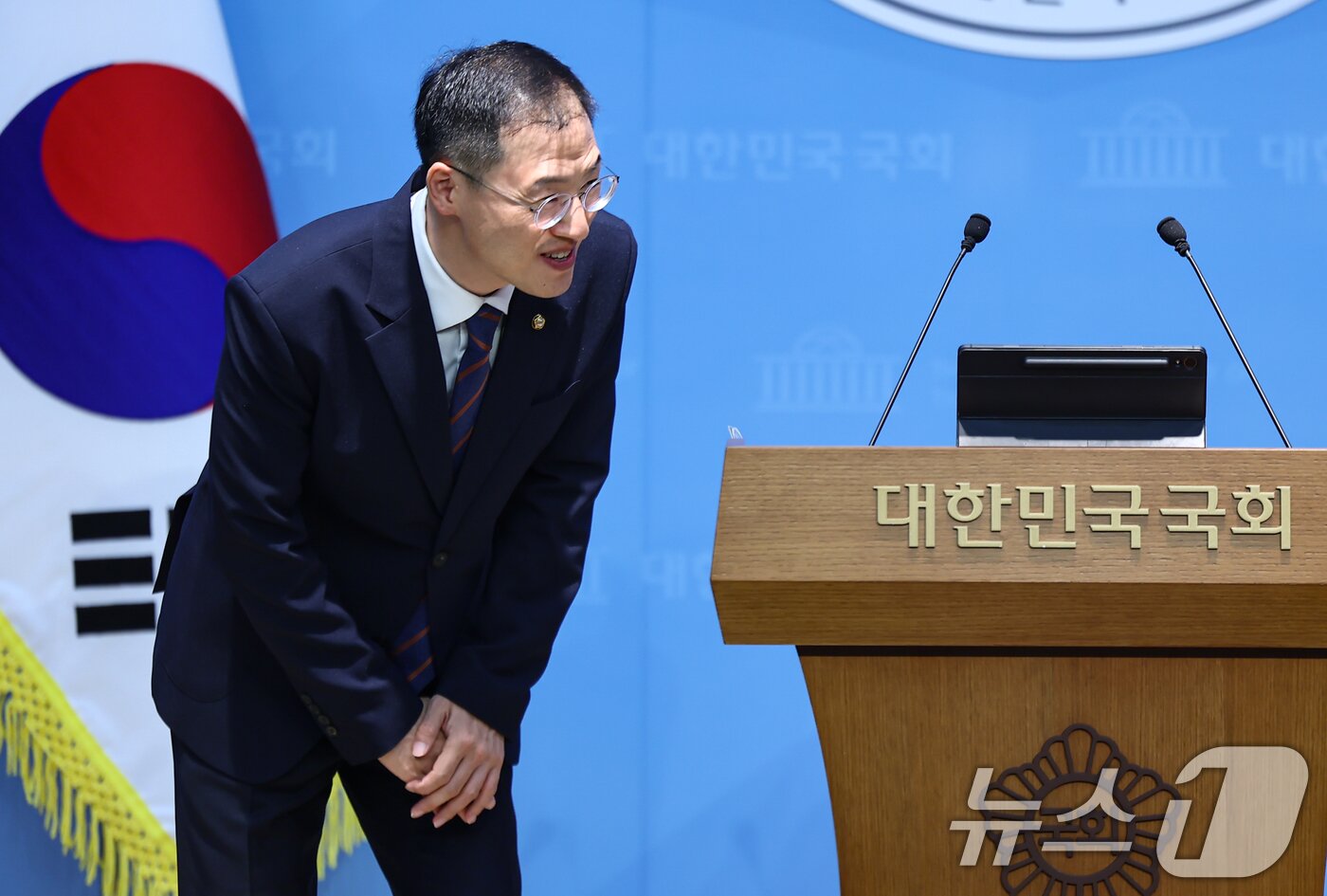 본문 이미지 - 김상욱 더불어민주당 의원이 29일 서울 여의도 국회 소통관에서 의원직 사퇴 기자회견에 앞서 인사하고 있다. 2026.4.29 ⓒ 뉴스1 김도우 기자