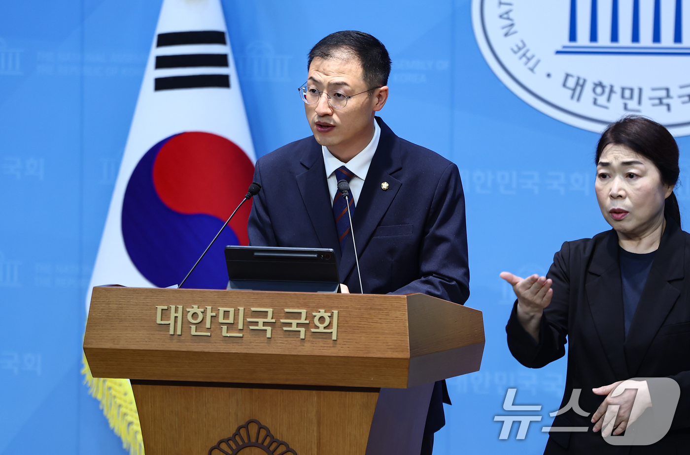 (서울=뉴스1) 김도우 기자 = 김상욱 더불어민주당 의원이 29일 서울 여의도 국회 소통관에서 의원직 사퇴 기자회견을 하고 있다. 2026.4.29/뉴스1