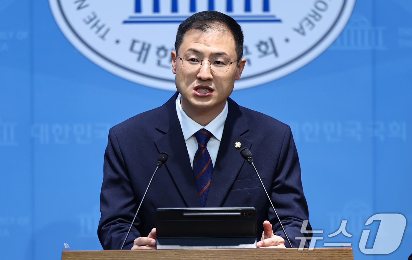 (서울=뉴스1) 김도우 기자 = 김상욱 더불어민주당 의원이 29일 서울 여의도 국회 소통관에서 의원직 사퇴 기자회견을 하고 있다. 2026.4.29/뉴스1