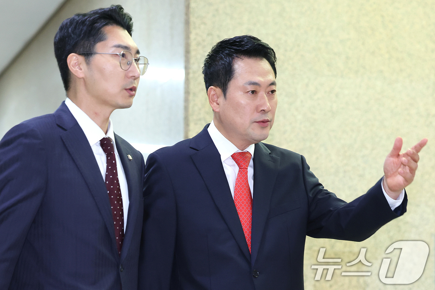 (서울=뉴스1) 신웅수 기자 = 장동혁 국민의힘 대표가 29일 서울 여의도 국회에서 열린 '지역경제·민생이 올라갈 시간!' 지역·민생 공약 발표에 참석하고 있다. 2026.4.29 …