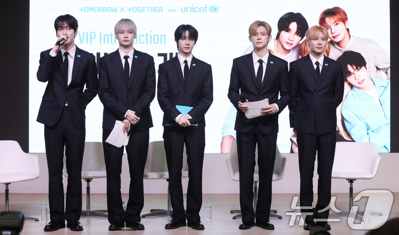 (서울=뉴스1) 박지혜 기자 = 투모로우바이투게더(TXT)가 29일 서울 마포구 유니세프 한국위원회 블루홀에서 열린 전 세계 아동·청소년 마음건강 지원 '투게더 포 투모로우' 유니 …