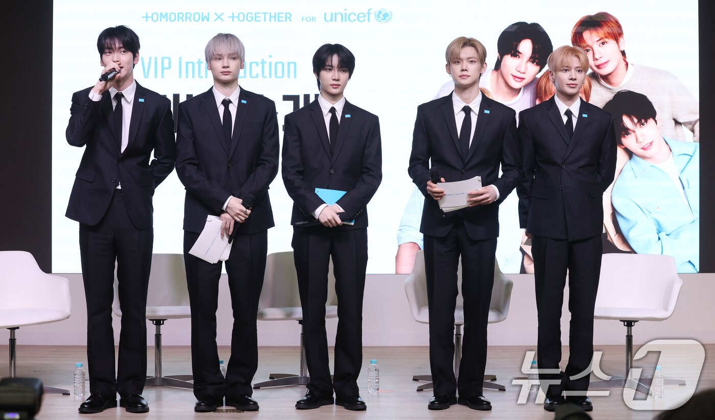 본문 이미지 - 투모로우바이투게더(TXT)가 29일 서울 마포구 유니세프 한국위원회 블루홀에서 열린 전 세계 아동·청소년 마음건강 지원 '투게더 포 투모로우' 유니세프 캠페인 론칭 기자간담회에 참석하고 있다. 투모로우바이투게더는 오는 6월 유니세프 한국위원회 유튜브 채널에 출연해 시청자들의 사연을 공유하며 마음을 전하는 '마음모아 비밀상담소'로 전 세계 시청자들과 소통할 예정이다. 2026.4.29 ⓒ 뉴스1 박지혜 기자