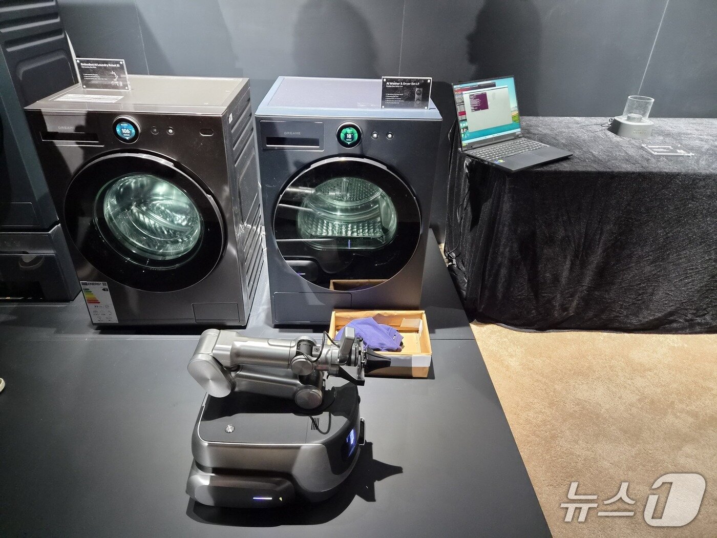 본문 이미지 - 드리미가 올해 출시할 세탁 로봇. 로봇 팔 기술이 접목돼 집안을 돌아다니며 빨래를 주워 세탁기에 넣는 역할을 한다.ⓒ 뉴스1/김진희 기자.
