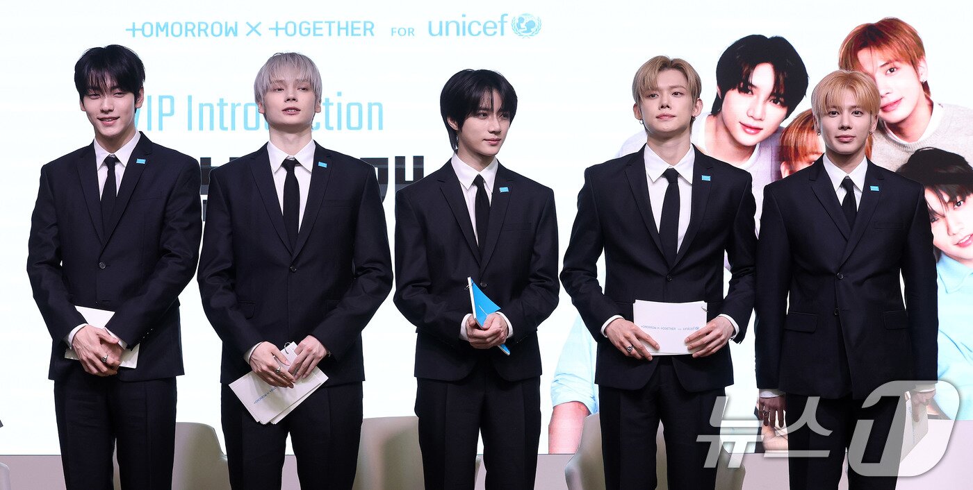 본문 이미지 - 투모로우바이투게더(TXT)가 29일 서울 마포구 유니세프 한국위원회 블루홀에서 열린 전 세계 아동·청소년 마음건강 지원 '투게더 포 투모로우' 유니세프 캠페인 론칭 기자간담회에 참석하고 있다. 2026.4.29 ⓒ 뉴스1 박지혜 기자