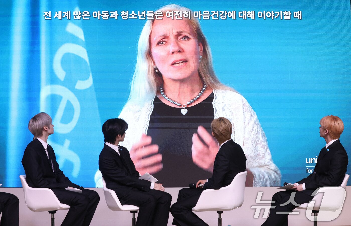 본문 이미지 - 키티 반 더하이든 유니세프 부총재가 29일 서울 마포구 유니세프 한국위원회 블루홀에서 열린 전 세계 아동·청소년 마음건강 지원 '투게더 포 투모로우' 유니세프 캠페인 론칭 기자간담회에서 영상축사를 하고 있다. 2026.4.29 ⓒ 뉴스1 박지혜 기자