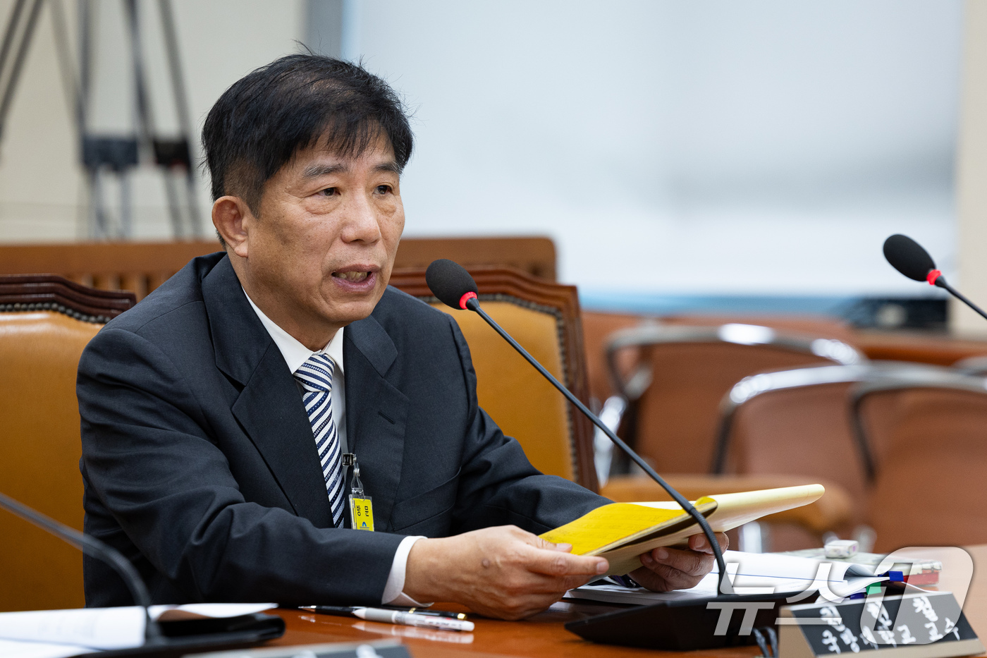 (서울=뉴스1) 유승관 기자 = 권헌철 국방대학교 교수가 29일 서울 여의도 국회에서 제434회 국회(임시회) 폐회중 열린 재정경제기획위원회 제6차 전체회의 '전략수출금융지원에 관 …