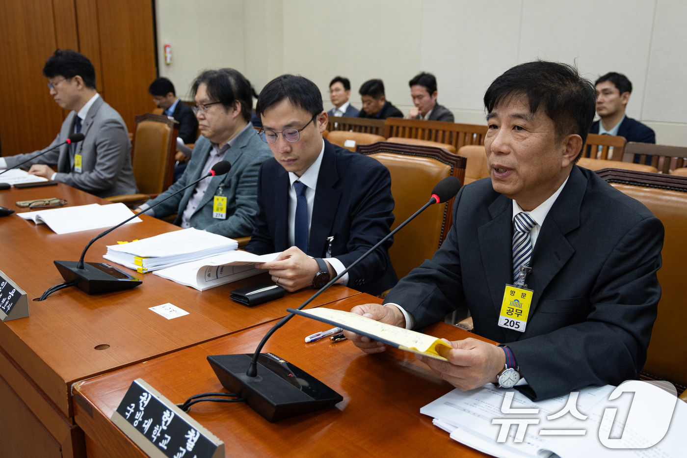 (서울=뉴스1) 유승관 기자 = 권헌철 국방대학교 교수(오른쪽)가 29일 서울 여의도 국회에서 제434회 국회(임시회) 폐회중 열린 재정경제기획위원회 제6차 전체회의 '전략수출금융 …