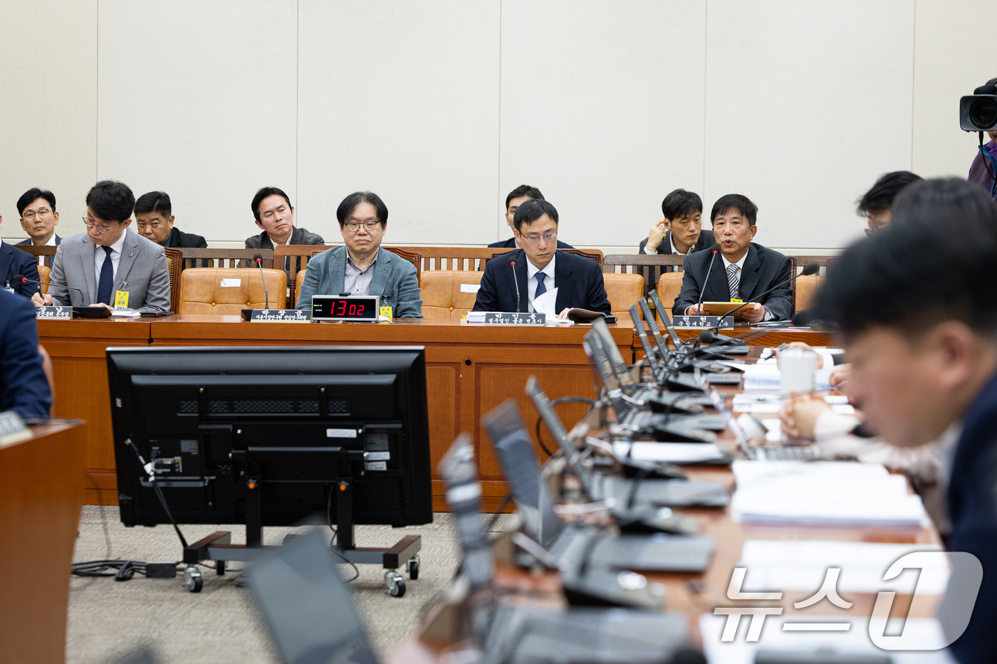 (서울=뉴스1) 유승관 기자 = 권헌철 국방대학교 교수(오른쪽)가 29일 서울 여의도 국회에서 제434회 국회(임시회) 폐회중 열린 재정경제기획위원회 제6차 전체회의 '전략수출금융 …