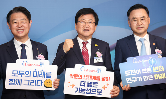 기념촬영 하는 최교진 교육부 장관