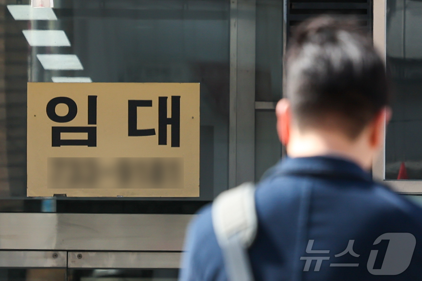 (서울=뉴스1) 이종수 인턴기자 = 29일 서울 종로2가 대로변 건물에 ‘임대’ 안내문이 붙어 있다.한국은행에 따르면 자영업자의 현재경기판단지수(CSI)는 전월보다 17포인트 하락 …