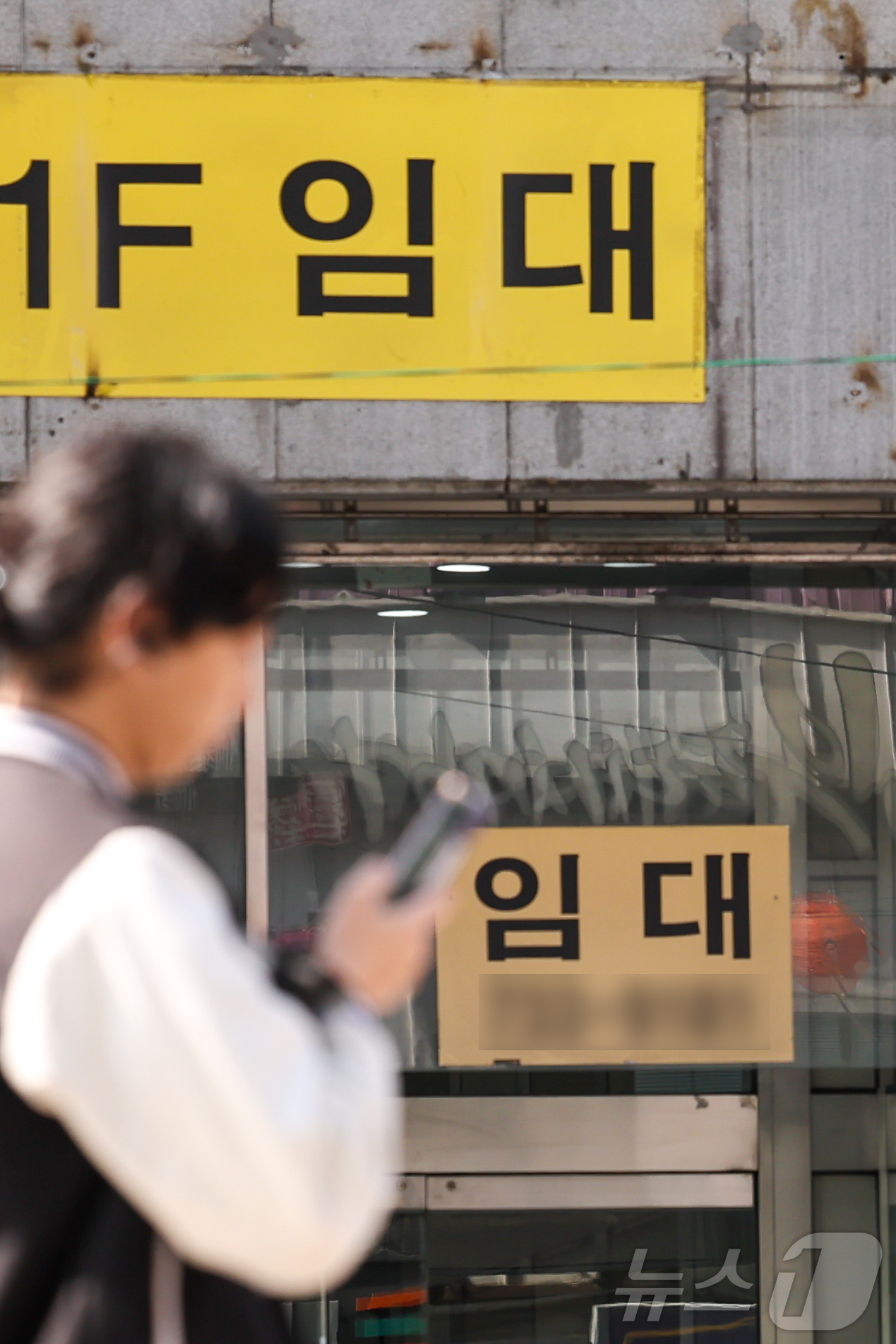 (서울=뉴스1) 이종수 인턴기자 = 29일 서울 종로2가 대로변 건물에 ‘임대’ 안내문이 붙어 있다.한국은행에 따르면 자영업자의 현재경기판단지수(CSI)는 전월보다 17포인트 하락 …