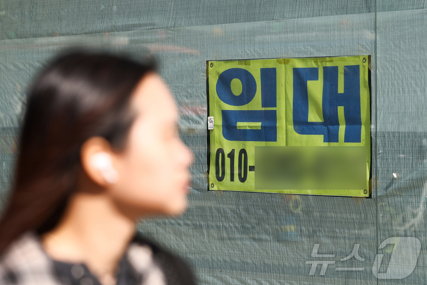 (서울=뉴스1) 이종수 인턴기자 = 29일 서울 종로2가 대로변 건물에 ‘임대’ 안내문이 붙어 있다.한국은행에 따르면 자영업자의 현재경기판단지수(CSI)는 전월보다 17포인트 하락 …