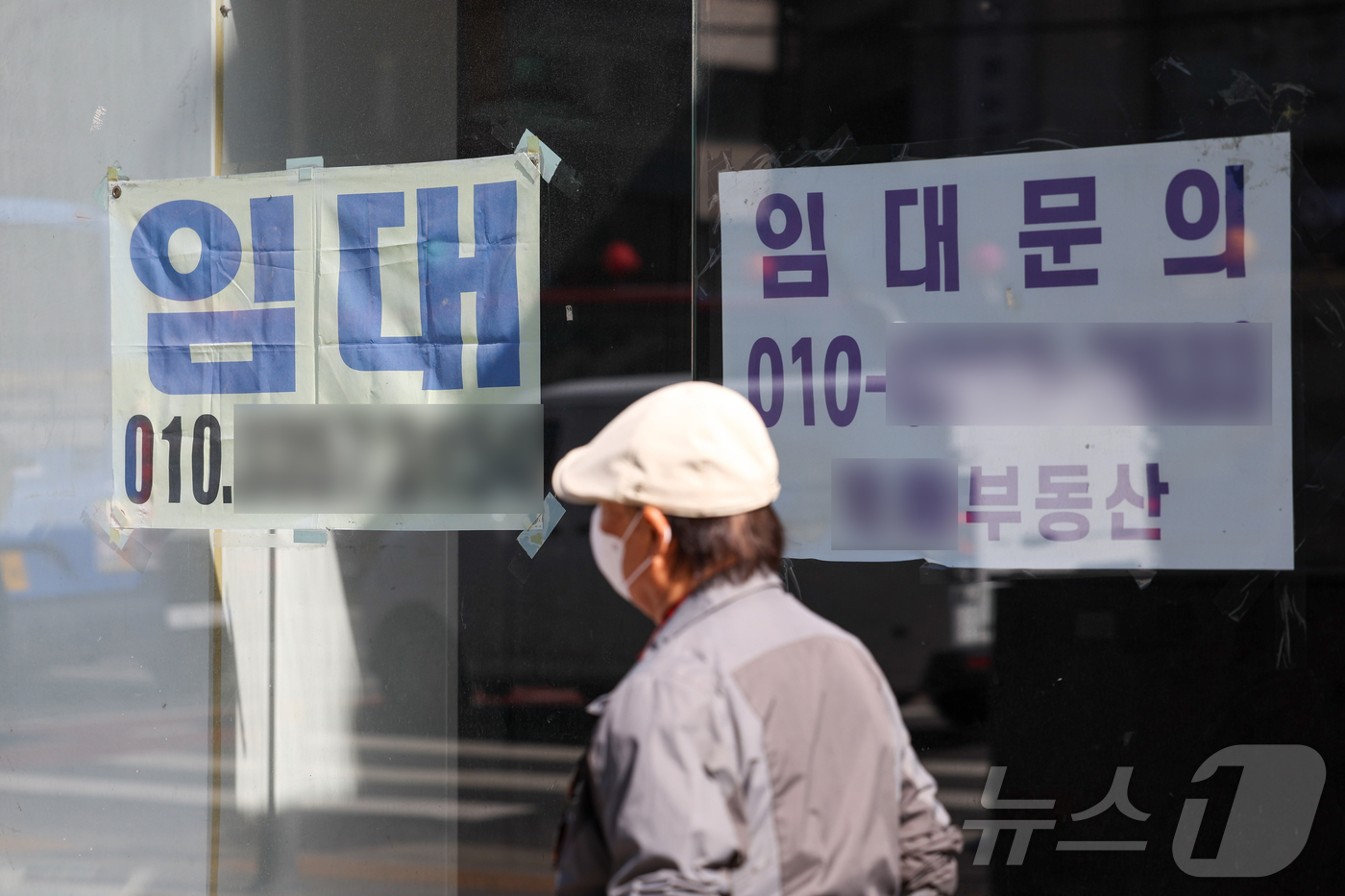 (서울=뉴스1) 이종수 인턴기자 = 29일 서울 종로2가 대로변 건물에 ‘임대’ 안내문이 붙어 있다.한국은행에 따르면 자영업자의 현재경기판단지수(CSI)는 전월보다 17포인트 하락 …