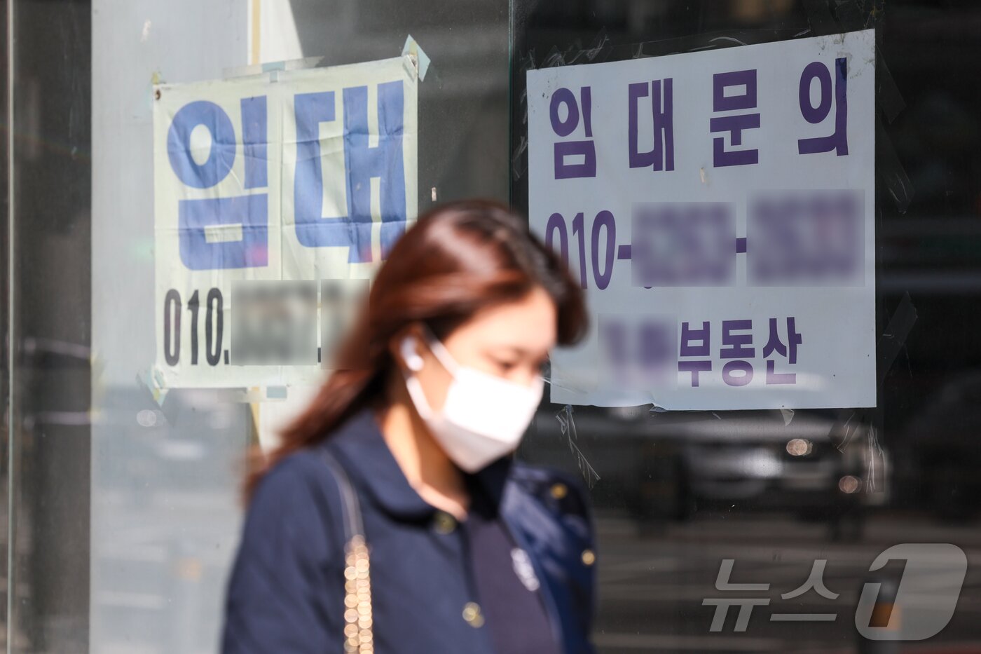 본문 이미지 - 서울 종로2가 대로변 건물에 ‘임대’ 안내문이 붙어 있다.ⓒ 뉴스1 이종수 인턴기자