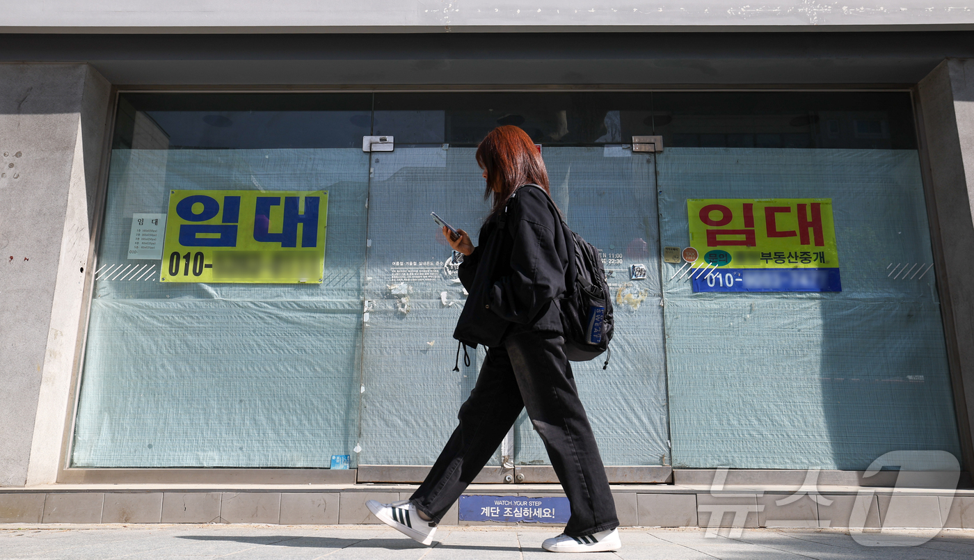 (서울=뉴스1) 이종수 인턴기자 = 29일 서울 종로2가 대로변 건물에 ‘임대’ 안내문이 붙어 있다.한국은행에 따르면 자영업자의 현재경기판단지수(CSI)는 전월보다 17포인트 하락 …