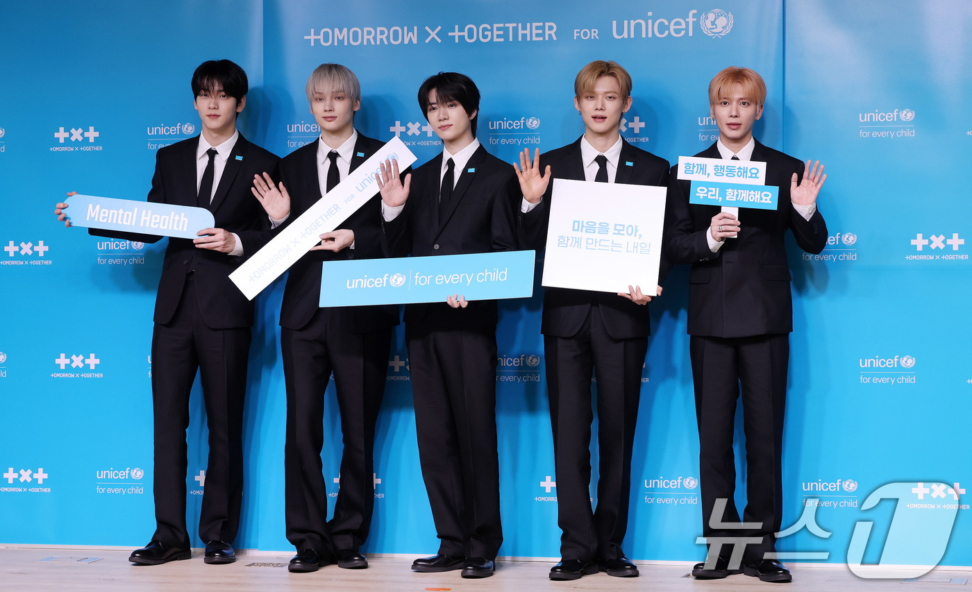 (서울=뉴스1) 박지혜 기자 = 투모로우바이투게더(TXT)가 29일 서울 마포구 유니세프 한국위원회 블루홀에서 열린 전 세계 아동·청소년 마음건강 지원 '투게더 포 투모로우' 유니 …