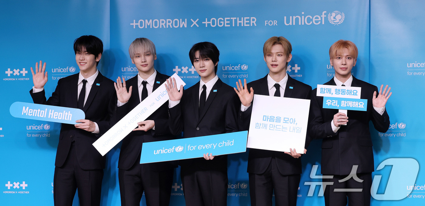 (서울=뉴스1) 박지혜 기자 = 투모로우바이투게더(TXT)가 29일 서울 마포구 유니세프 한국위원회 블루홀에서 열린 전 세계 아동·청소년 마음건강 지원 '투게더 포 투모로우' 유니 …
