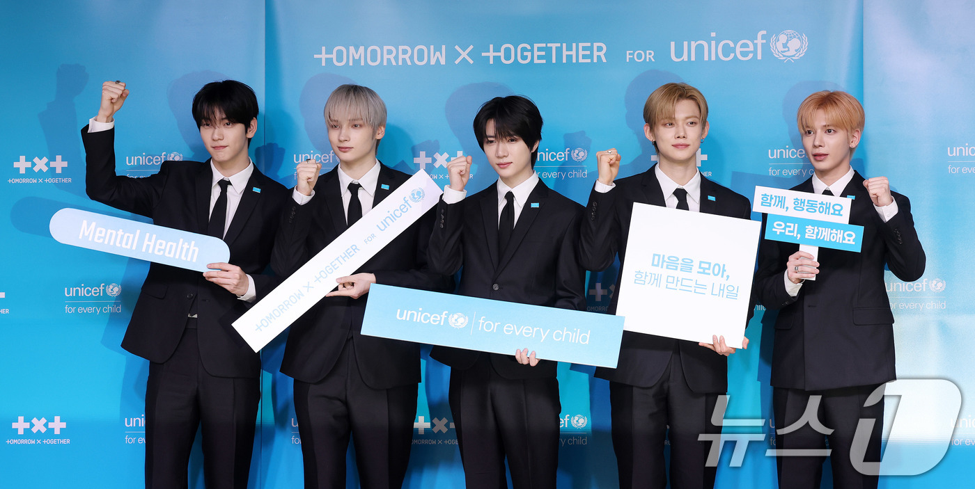 (서울=뉴스1) 박지혜 기자 = 투모로우바이투게더(TXT)가 29일 서울 마포구 유니세프 한국위원회 블루홀에서 열린 전 세계 아동·청소년 마음건강 지원 '투게더 포 투모로우' 유니 …