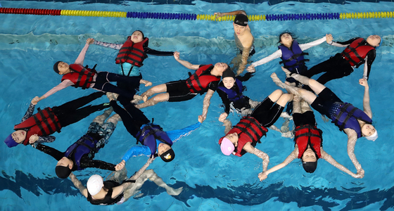 '생존수영 교육 받아요'