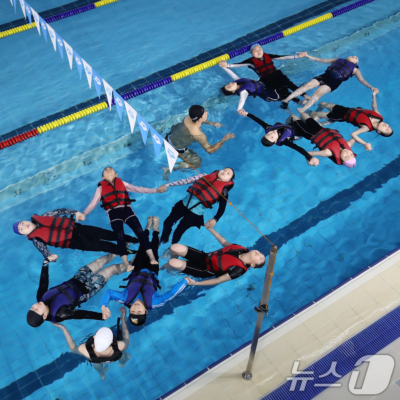 (부산=뉴스1) 윤일지 기자 = 29일 오전 부산 영도구 국립한국해양대학교 레포츠센터에서 보수초 학생들이 생존수영을 배우고 있다.생존수영은 위급 상황 시 생존을 위한 것으로, 여려 …