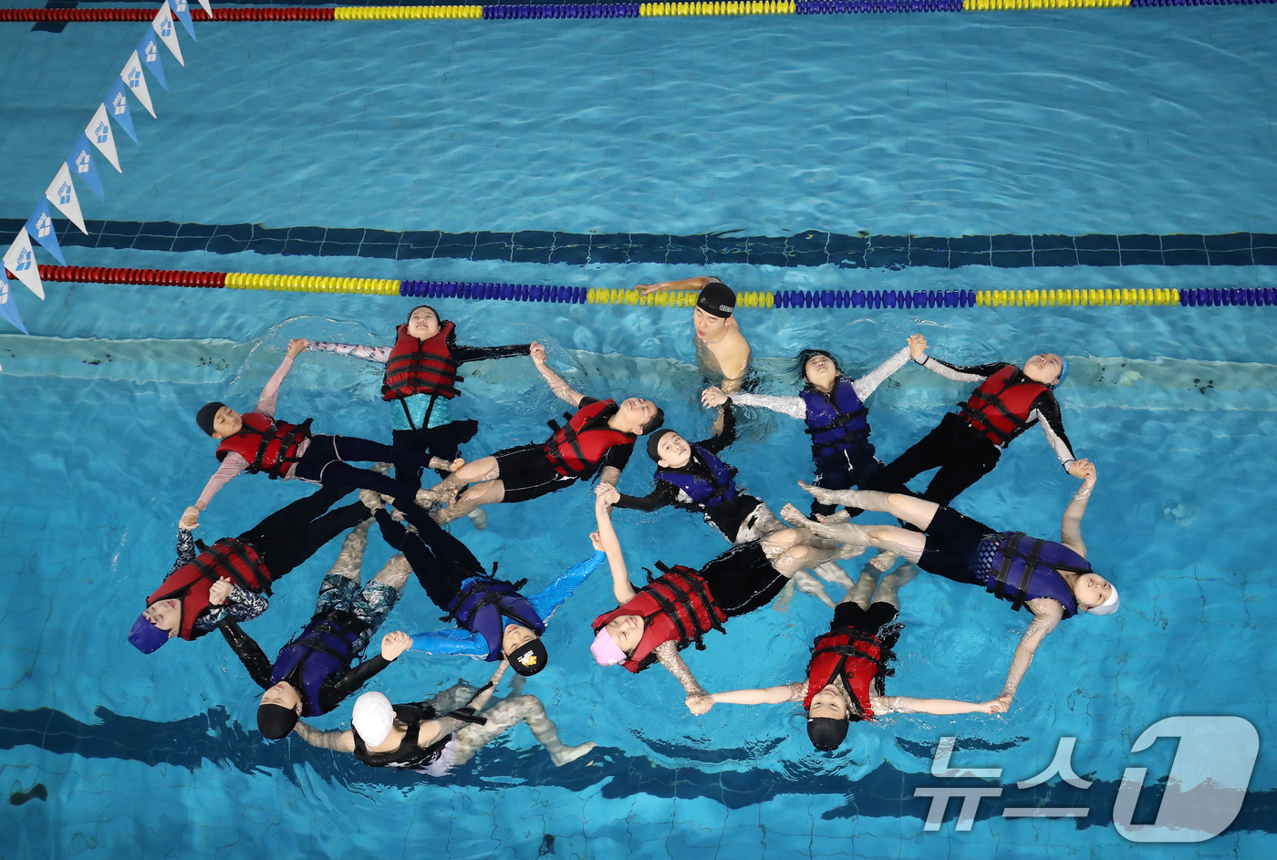 (부산=뉴스1) 윤일지 기자 = 29일 오전 부산 영도구 국립한국해양대학교 레포츠센터에서 보수초 학생들이 생존수영을 배우고 있다.생존수영은 위급 상황 시 생존을 위한 것으로, 여려 …