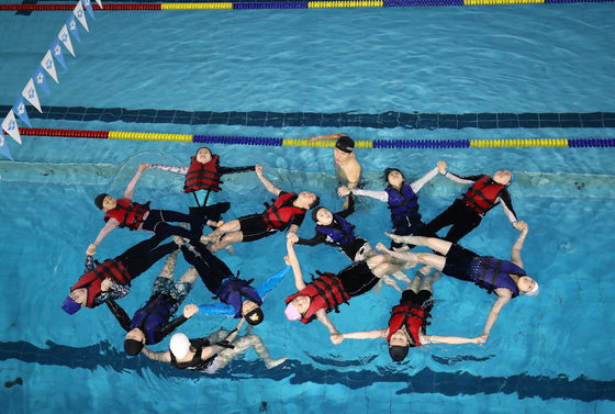 '생존수영 교육 받아요'