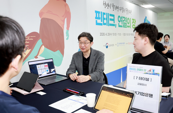 삼담부스 직접 앉아 대화나누는 이억원 금융위원장