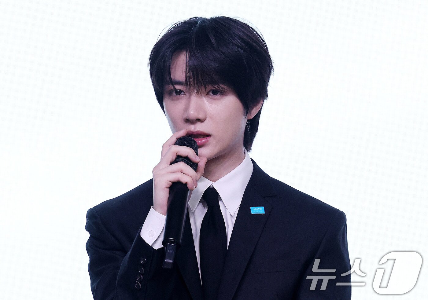 본문 이미지 - 투모로우바이투게더 범규가 29일 서울 마포구 유니세프 한국위원회 블루홀에서 열린 전 세계 아동·청소년 마음건강 지원 '투게더 포 투모로우' 유니세프 캠페인 론칭 기자간담회에서 인사말을 하고 있다. 2026.4.29 ⓒ 뉴스1 박지혜 기자