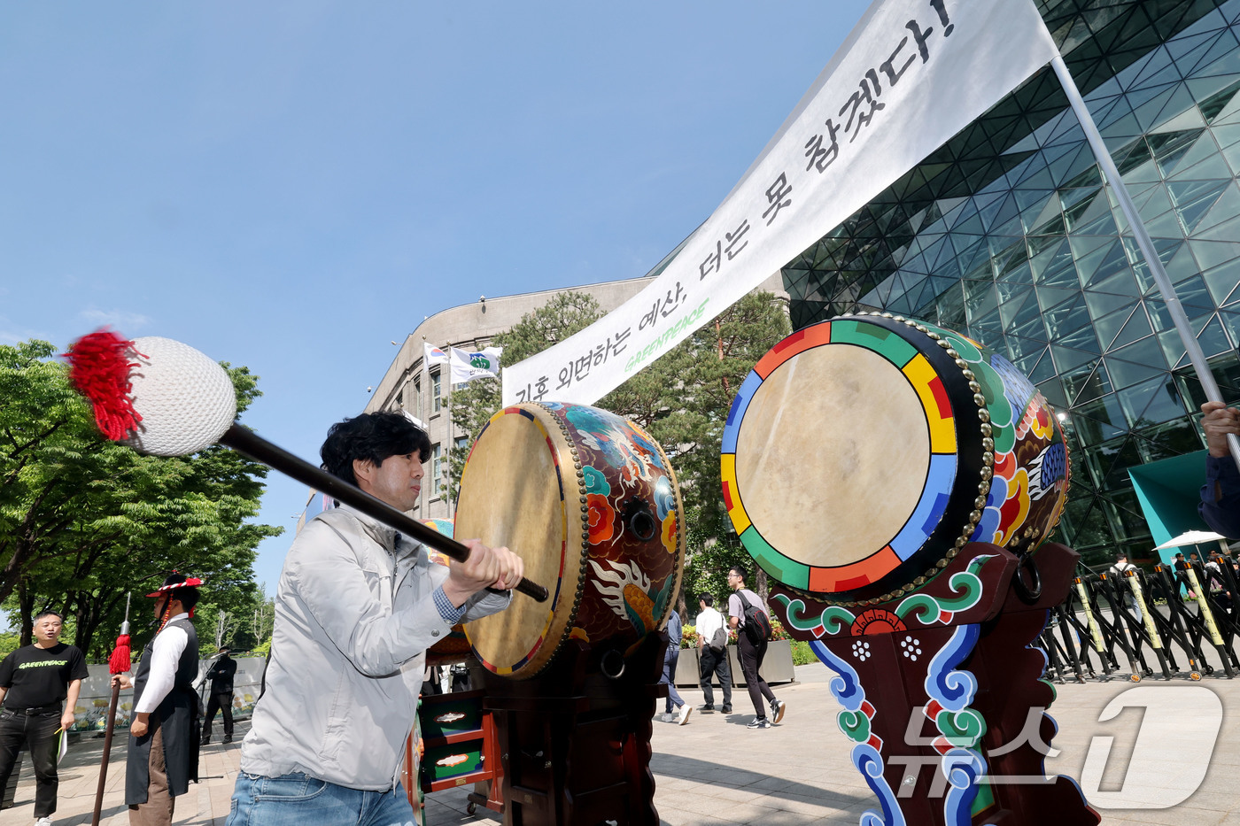 (서울=뉴스1) 이광호 기자 = 국제환경단체 그린피스가 29일 오전 서울시청 앞에서 기후위기를 가속하는 예산 집행을 비판하고 시민 세금을 기후 위기 대응에 우선 투입할 것을 촉구하 …