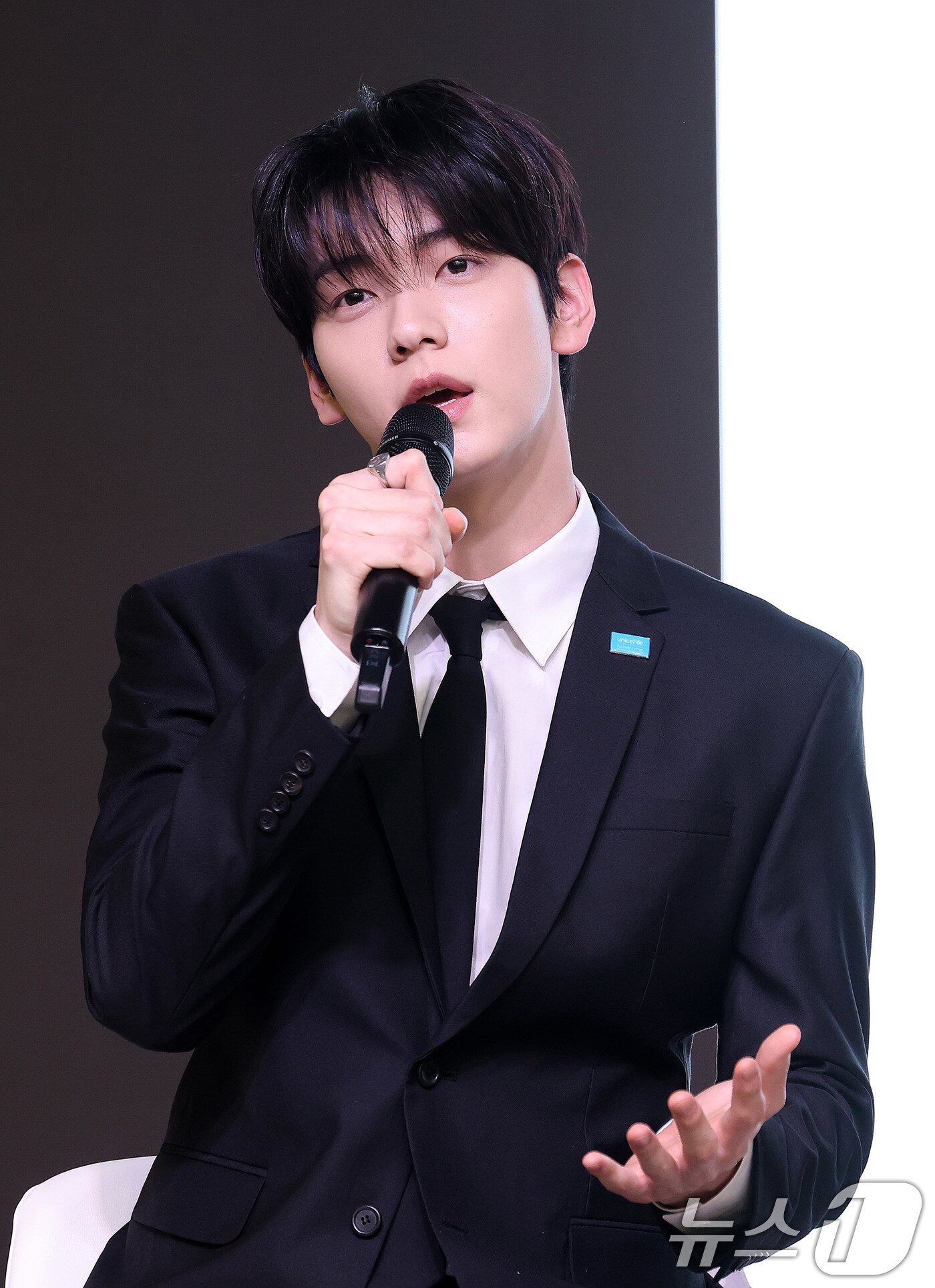 본문 이미지 - 투모로우바이투게더 수빈이 29일 서울 마포구 유니세프 한국위원회 블루홀에서 열린 전 세계 아동·청소년 마음건강 지원 '투게더 포 투모로우' 유니세프 캠페인 론칭 기자간담회에서 인사말을 하고 있다. 2026.4.29 ⓒ 뉴스1 박지혜 기자