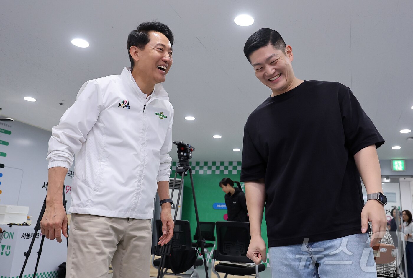 본문 이미지 - 오세훈 국민의힘 서울시장 후보(왼쪽)가 29일 서울 도봉구 도봉구보건소에 마련된 서울체력9988 도봉센터에서 1호 공약 '강철 체력, 활력 서울'을 발표한 후 스트레칭을 하며 김재섭 국민의힘 의원과 대화하고 있다. 2026.4.29 ⓒ 뉴스1 김성진 기자