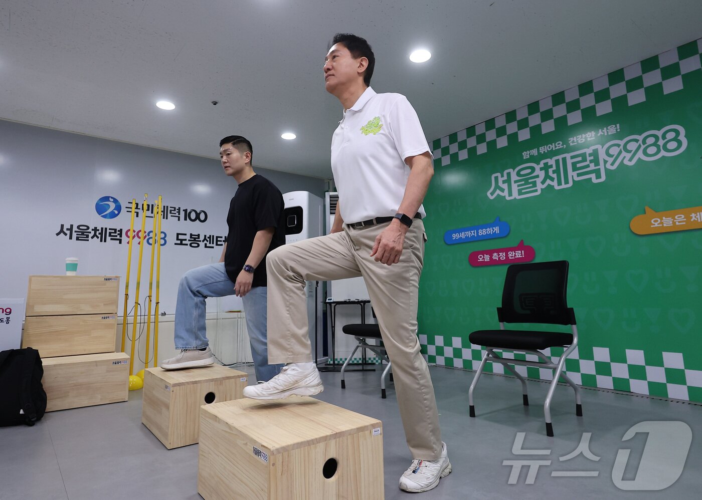 본문 이미지 - 오세훈 국민의힘 서울시장 후보가 29일 서울 도봉구 도봉구보건소에 마련된 서울체력9988 도봉센터에서 1호 공약 '강철 체력, 활력 서울'을 발표한 후 체력 측정을 하고 있다. 2026.4.29 ⓒ 뉴스1 김성진 기자