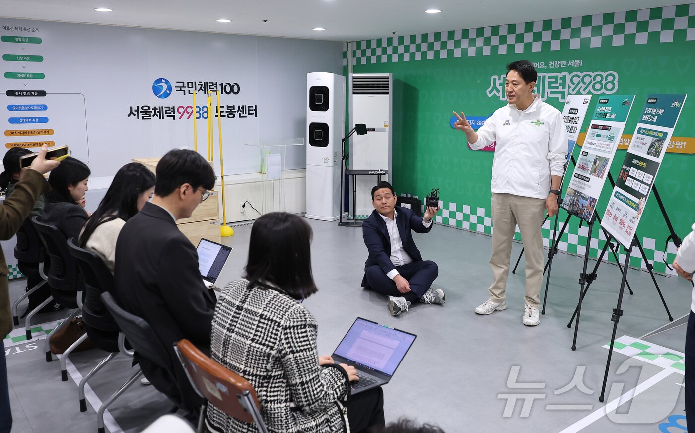 본문 이미지 - 오세훈 국민의힘 서울시장 후보가 29일 서울 도봉구 도봉구보건소에 마련된 서울체력9988 도봉센터에서 1호 공약 '강철 체력, 활력 서울'을 발표하고 있다. 2026.4.29 ⓒ 뉴스1 김성진 기자