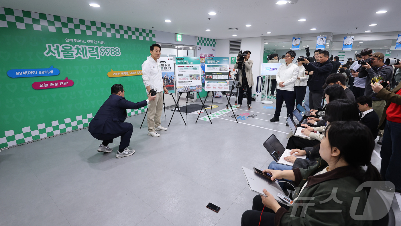 (서울=뉴스1) 김성진 기자 = 오세훈 국민의힘 서울시장 후보가 29일 서울 도봉구 도봉구보건소에 마련된 서울체력9988 도봉센터에서 1호 공약 '강철 체력, 활력 서울'을 발표하 …