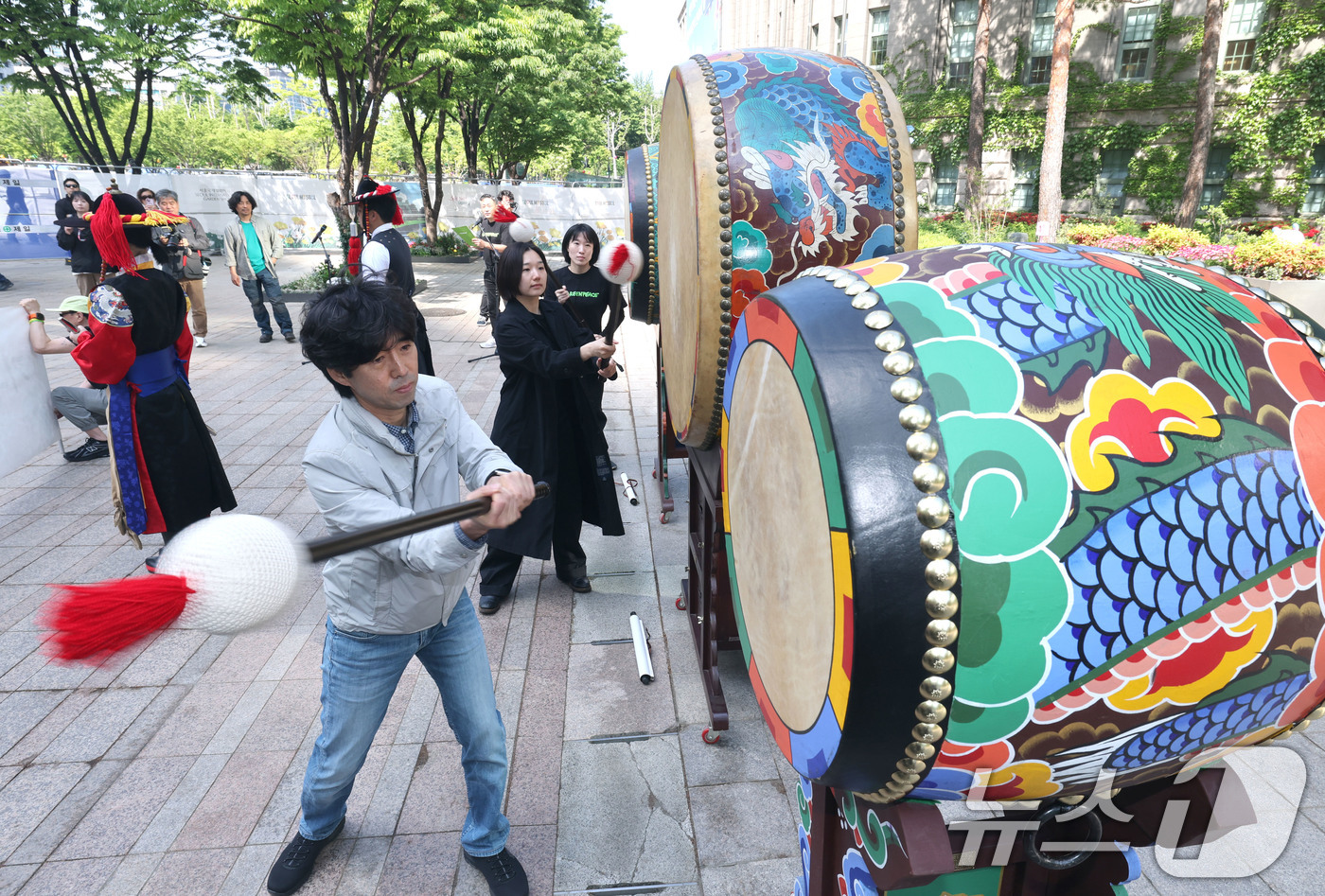 (서울=뉴스1) 이광호 기자 = 국제환경단체 그린피스가 29일 오전 서울시청 앞에서 기후위기를 가속하는 예산 집행을 비판하고 시민 세금을 기후 위기 대응에 우선 투입할 것을 촉구하 …