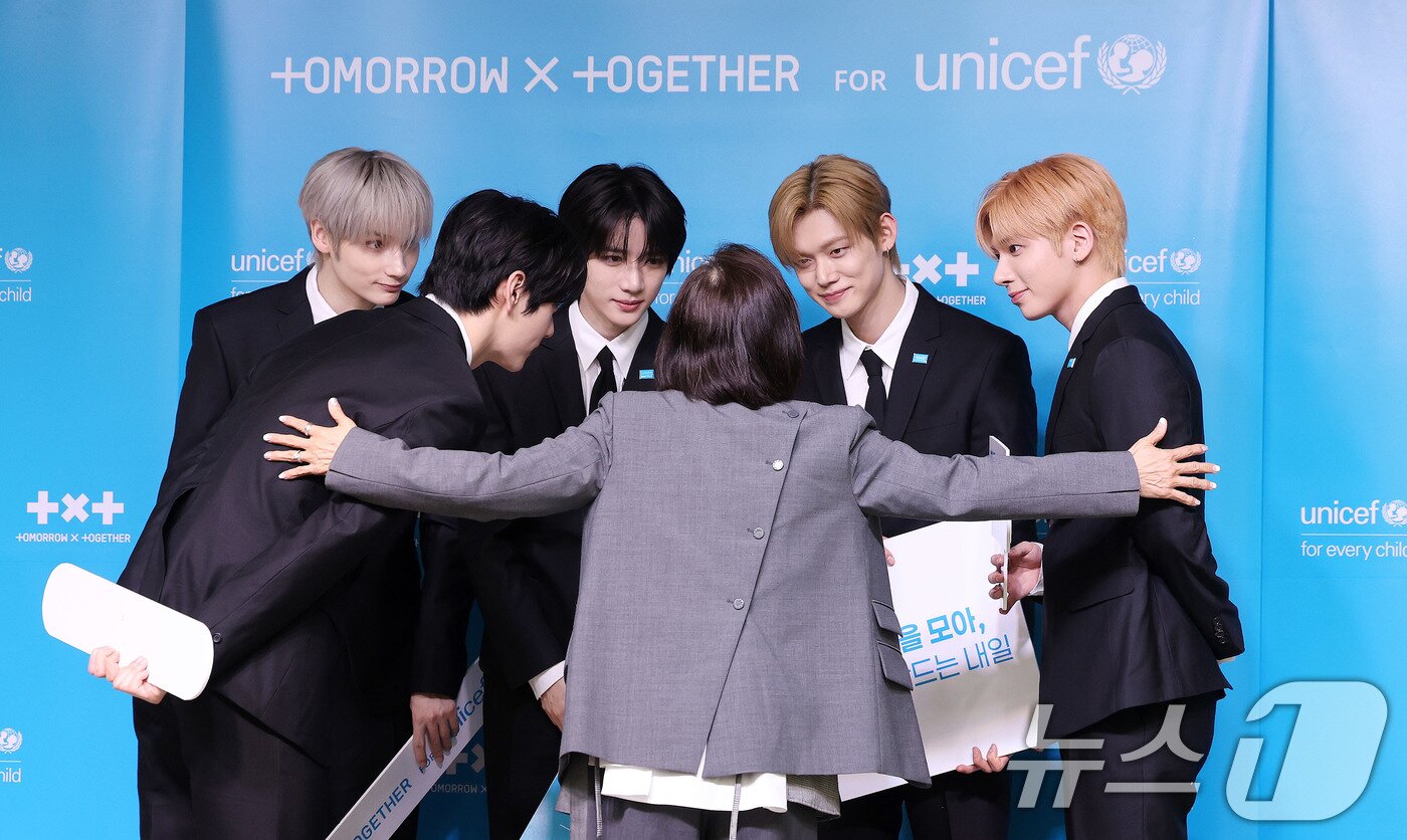 본문 이미지 - 조미진 유니세프 한국위원회 사무총장과 투모로우바이투게더(TXT)가 29일 서울 마포구 유니세프 한국위원회 블루홀에서 열린 전 세계 아동·청소년 마음건강 지원 '투게더 포 투모로우' 유니세프 캠페인 론칭 기자간담회에 참석해 대화를 나누고 있다.  2026.4.29 ⓒ 뉴스1 박지혜 기자