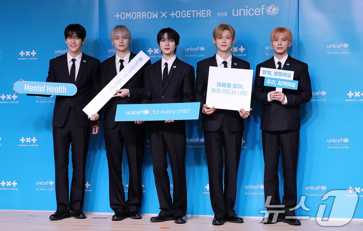 본문 이미지 - 투모로우바이투게더(TXT)가 29일 서울 마포구 유니세프 한국위원회 블루홀에서 열린 전 세계 아동·청소년 마음건강 지원 '투게더 포 투모로우' 유니세프 캠페인 론칭 기자간담회에 참석해 포즈를 취하고 있다. 2026.4.29 ⓒ 뉴스1 박지혜 기자