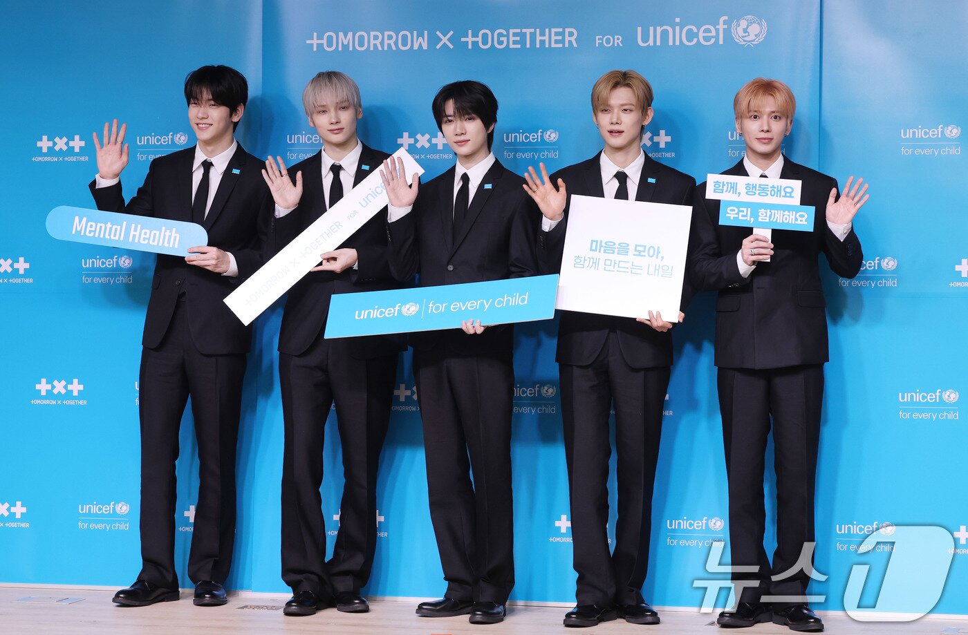 본문 이미지 - 투모로우바이투게더(TXT)가 29일 서울 마포구 유니세프 한국위원회 블루홀에서 열린 전 세계 아동·청소년 마음건강 지원 '투게더 포 투모로우' 유니세프 캠페인 론칭 기자간담회에 참석해 포즈를 취하고 있다. 2026.4.29 ⓒ 뉴스1 박지혜 기자