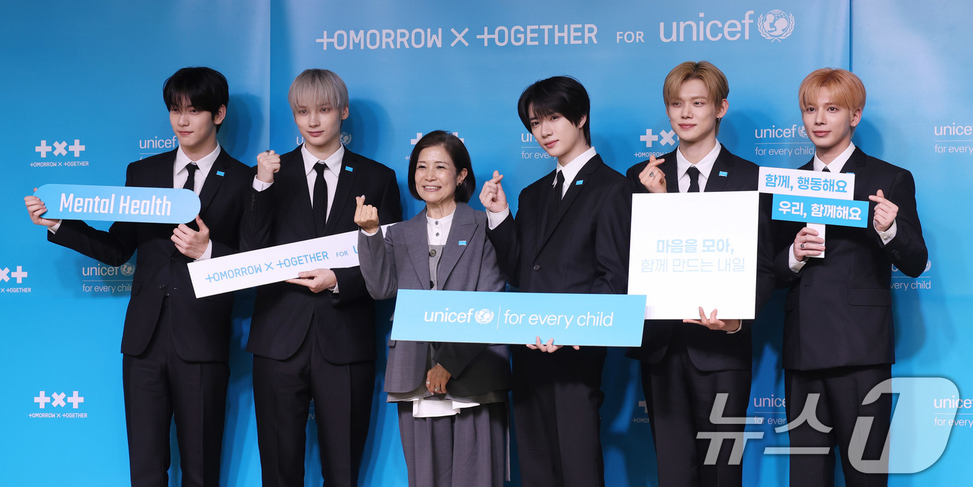 (서울=뉴스1) 박지혜 기자 = 조미진 유니세프 한국위원회 사무총장과 투모로우바이투게더(TXT)가 29일 서울 마포구 유니세프 한국위원회 블루홀에서 열린 전 세계 아동·청소년 마음 …
