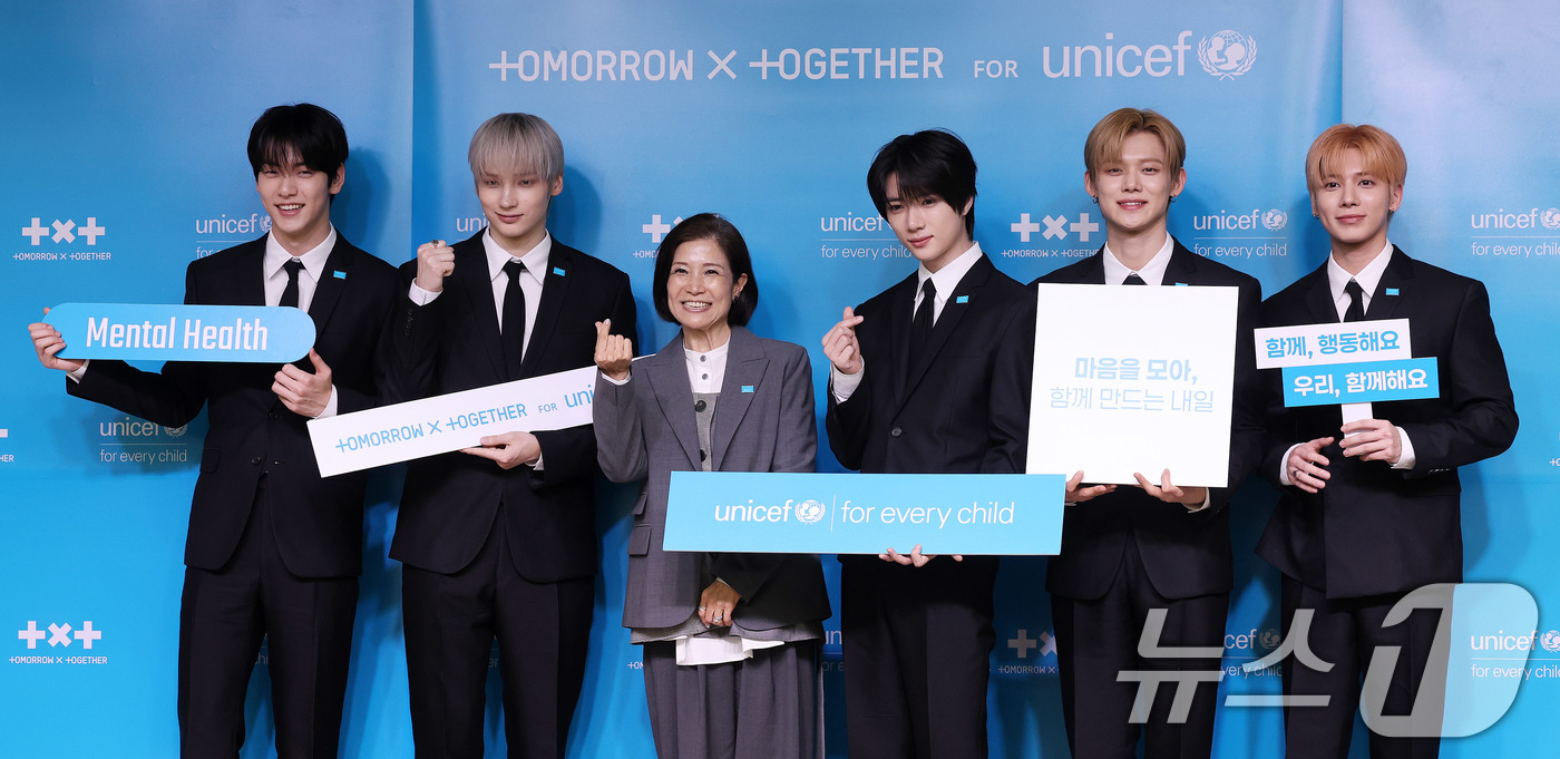 (서울=뉴스1) 박지혜 기자 = 조미진 유니세프 한국위원회 사무총장과 투모로우바이투게더(TXT)가 29일 서울 마포구 유니세프 한국위원회 블루홀에서 열린 전 세계 아동·청소년 마음 …