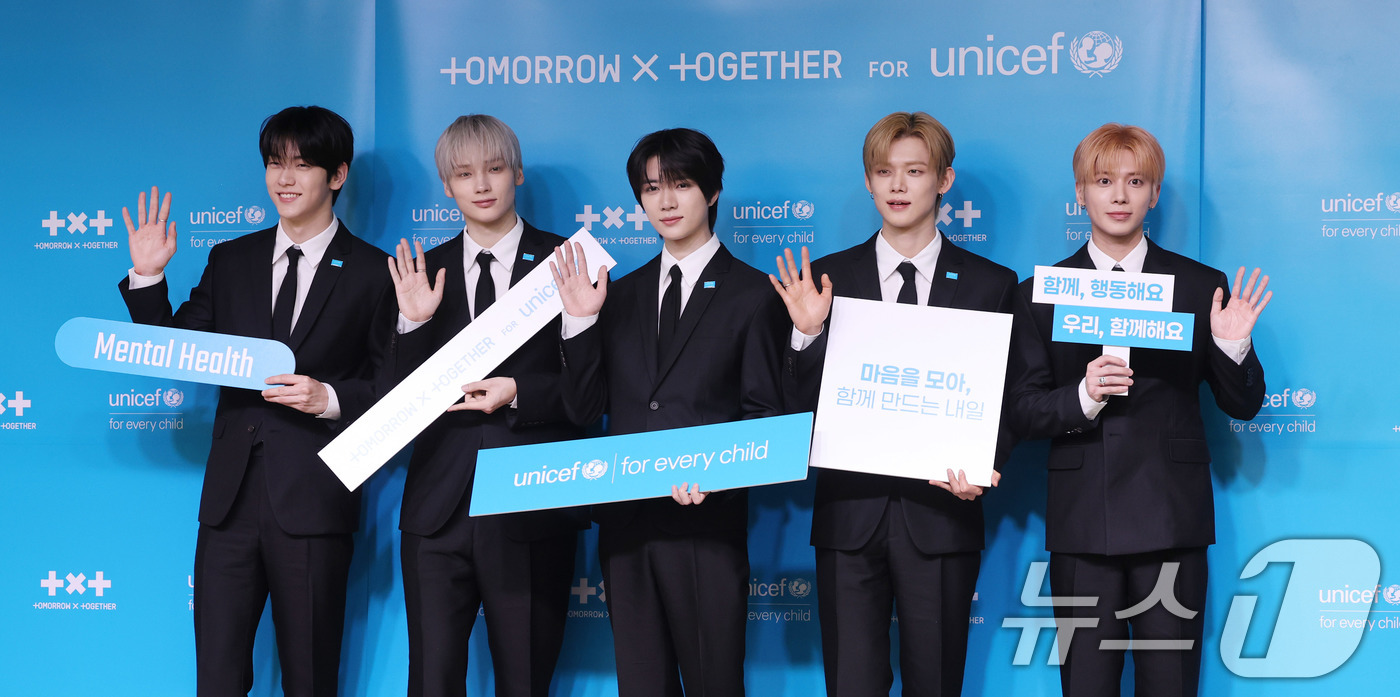 (서울=뉴스1) 박지혜 기자 = 투모로우바이투게더(TXT)가 29일 서울 마포구 유니세프 한국위원회 블루홀에서 열린 전 세계 아동·청소년 마음건강 지원 '투게더 포 투모로우' 유니 …